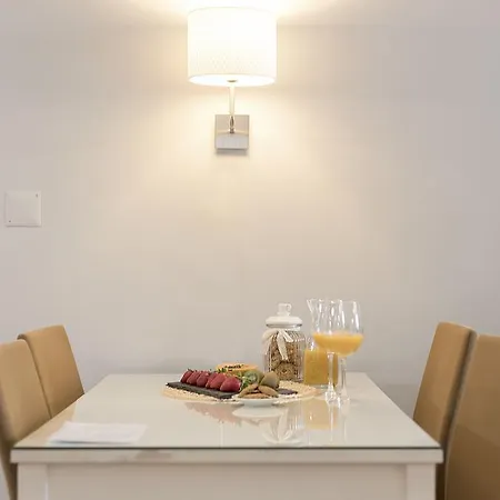 Le Petit Chateau Apartment *